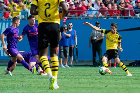 BERMAIN BAIK: Christian Pulisic (kanan) bermain cemerlang semasa mewakili pasukan Borussia Dortmund dengan menjaringkan dua gol semasa pasukannya menundukkan Liverpool. - Foto AFP