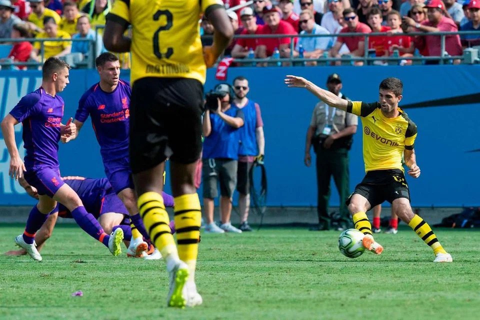 BERMAIN BAIK: Christian Pulisic (kanan) bermain cemerlang semasa mewakili pasukan Borussia Dortmund dengan menjaringkan dua gol semasa pasukannya menundukkan Liverpool. - Foto AFP
