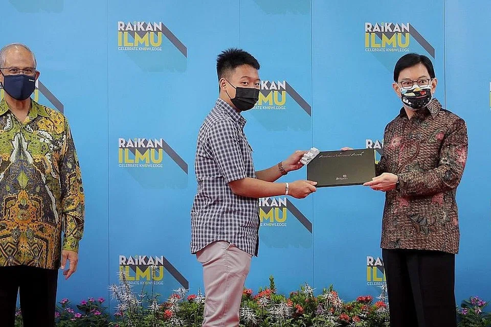 DIIKTIRAF: Timbalan Perdana Menteri Heng Swee Keat, yang diiringi Menteri Bertanggungjawab bagi Ehwal Masyarakat Islam, Encik Masagos Zulkifli Masagos Mohamad, yang juga pengerusi Yayasan Mendaki, menyampaikan Anugerah Mendaki kepada seorang penerima, Encik Elijah Adam Abdul Haady Aldrin.