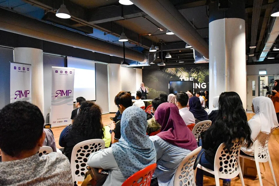 Beberapa belia menyertai sesi perkongsian mengenai Dana Siap ke Sekolah (RFS) bagi memahami sokongan dan peluang yang ditawarkan melalui daya usaha ini.