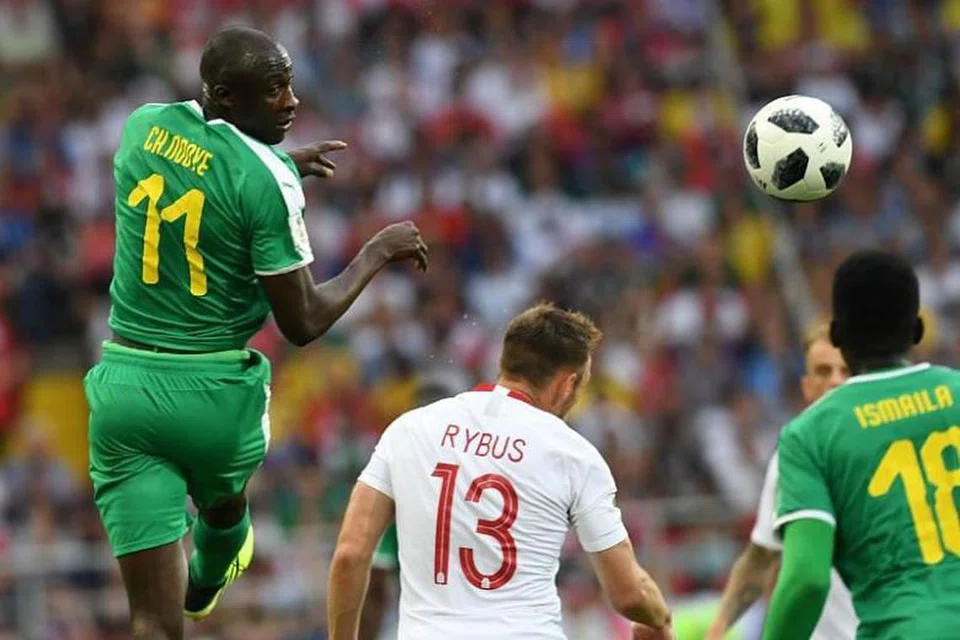 SENEGAL LAWAN POLAND: Pemain midfield Senegal Cheikh Ndoye (kiri) dengan pemain midfield Poland Maciej Rybus semasa perlawanan antara Senegal di Stadium Spartak Stadium.