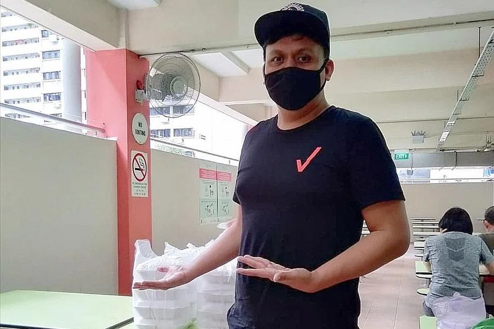 REDAKAN KEPERITAN: Penyanyi kumpulan Life Petal, Rozaimi Ramli, yang juga seorang penganjur acara seni serta pelakon tambahan, menghantar makanan dari kedai, rumah peniaga ke rumah pelanggan bagi memastikan beliau tidak terbiar tanpa tugas atau pendapatan. - Foto ihsan ROZAIMI RAMLI