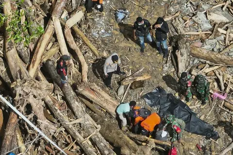Indonesia, Riau, lombong emas haram, tanah runtuh, hujan, Basarnas