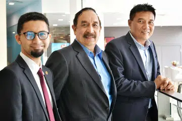 TUKAR KEPIMPINAN: Presiden baru DPPMS, Encik Farid Khan (tengah) mengambil-alih kepimpinan dari Encik Shamir Abdul Rahim (kiri). Turut serta ialah Timbalan Presiden DPPMS baru, Encik Abu Bakar Mohd Nor. - Foto BH oleh NG SOR LUAN