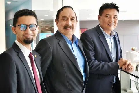 TUKAR KEPIMPINAN: Presiden baru DPPMS, Encik Farid Khan (tengah) mengambil-alih kepimpinan dari Encik Shamir Abdul Rahim (kiri). Turut serta ialah Timbalan Presiden DPPMS baru, Encik Abu Bakar Mohd Nor. - Foto BH oleh NG SOR LUAN