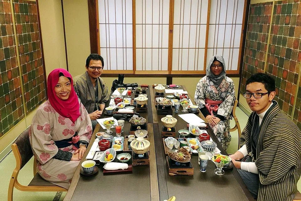 MESRA MUSLIM: Bilangan restoran dan tempat makan yang menawarkan hidangan halal di luar negara juga meningkat sedang bilangan pelancong Muslim yang gemar ke luar negara terus meningkat. - Foto fail 