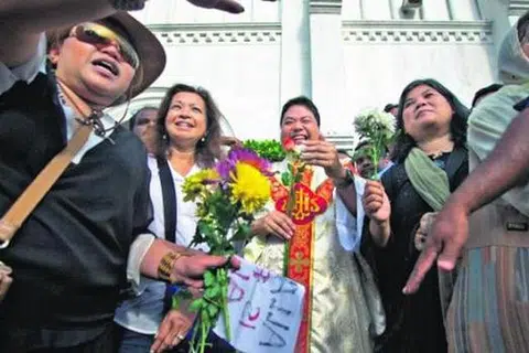 INGIN BUKTIKAN ISLAM AGAMA AMAN: Datin Marina Mahathir (tiga dari kiri) bersama bunga di tangan di pekarangan gereja katolik Our Lady of Lourdes di Klang semalam. - Foto MALAYSIAN INSIDER