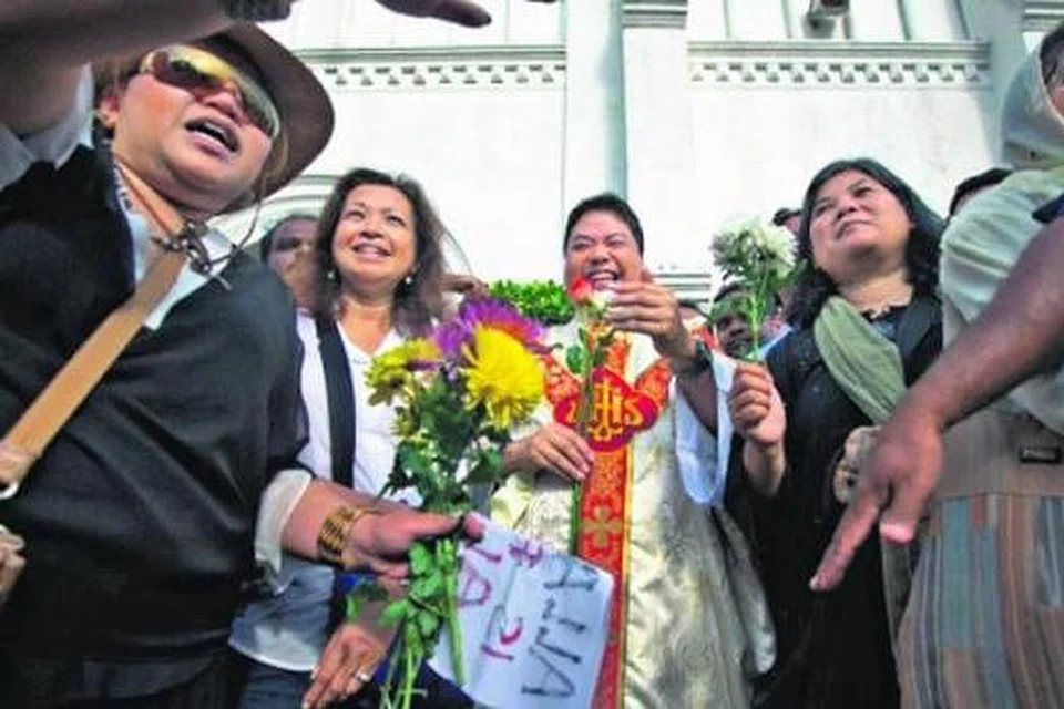 INGIN BUKTIKAN ISLAM AGAMA AMAN: Datin Marina Mahathir (tiga dari kiri) bersama bunga di tangan di pekarangan gereja katolik Our Lady of Lourdes di Klang semalam. - Foto MALAYSIAN INSIDER