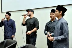 SUNTIK INSPIRASI: Maher Zain (dua dari kiri) menyertai sekumpulan pelajar Madrasah Aljunied Al-Islamiah dalam nyanyian lagu 'Insha-Allah' sebelum memberikan kata-kata semangat buat mereka di sesi soal jawab di auditorium madrasah tersebut kelmarin. - Foto M.O. SALLEH