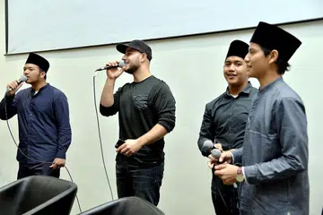 SUNTIK INSPIRASI: Maher Zain (dua dari kiri) menyertai sekumpulan pelajar Madrasah Aljunied Al-Islamiah dalam nyanyian lagu 'Insha-Allah' sebelum memberikan kata-kata semangat buat mereka di sesi soal jawab di auditorium madrasah tersebut kelmarin. - Foto M.O. SALLEH
