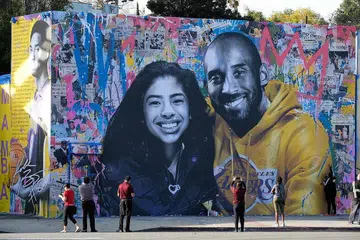 TINGGAL KENANGAN: Wajah Bryant dan anaknya Gianna dilukis pada sebuah tembok di Los Angeles sebagai tanda memperingati mereka dan tujuh lagi mangsa nahas helikopter yang berlaku pada 26 Januari. - Foto fail AFP.