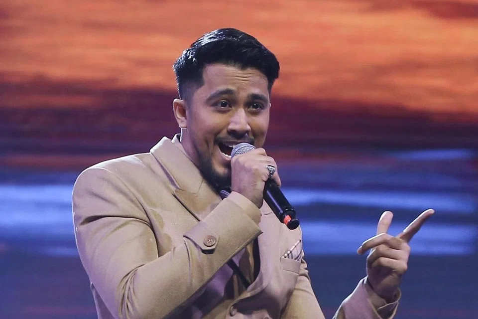 TUMPUAN BERALIH ARAH: Taufik Batisah menjelaskan beliau kini lebih teruja menyertai peraduan atau cabaran kecergasan daripada nyanyian, malah seronok menyertai kegiatan mendayung sambil berdiri. Dan, beliau tidak akan mengikuti Aliff Aziz (atas) dan Hady Mirza menaiki pentas GV. - Foto INSTAGRAM TAUFIK BATISAH