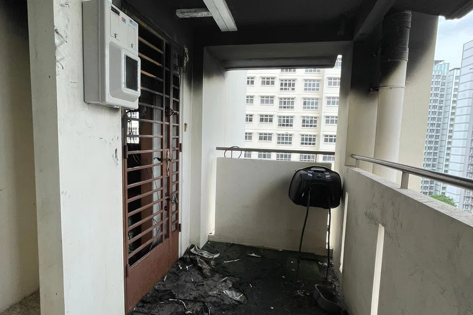 HANGUS: Ruang koridor rumah sewa satu bilik yang didiami Cik Elma Welmy sekeluarga terbakar.