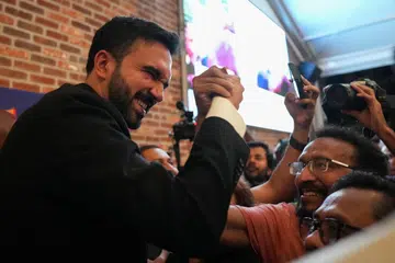 Para penyokong mengerumuni Encik Zohran Mamdani selepas beliau diisytiharkan menang dan sekali gus meletakkannya di landasan untuk menjadi mayor New York City.