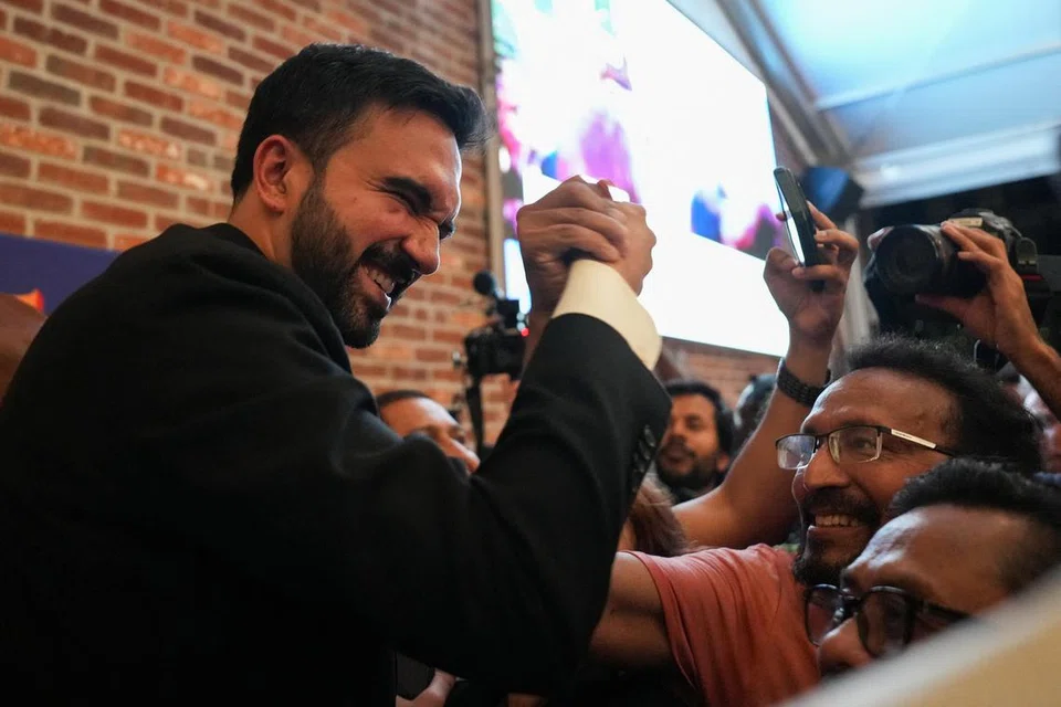 Para penyokong mengerumuni Encik Zohran Mamdani selepas beliau diisytiharkan menang dan sekali gus meletakkannya di landasan untuk menjadi mayor New York City.