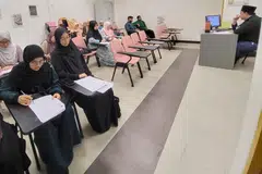 Pembelajaran bimbingan Ustaz Zakhir Haziq Zakariyah (kanan) dalam Kelas Sijil Pengajian Islam Ar-Raudhah (SPIA) bagi memperluas ilmu agama dan memperkukuh kefahaman Islam secara menyeluruh. 