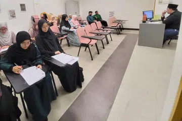 Pembelajaran bimbingan Ustaz Zakhir Haziq Zakariyah (kanan) dalam Kelas Sijil Pengajian Islam Ar-Raudhah (SPIA) bagi memperluas ilmu agama dan memperkukuh kefahaman Islam secara menyeluruh. 