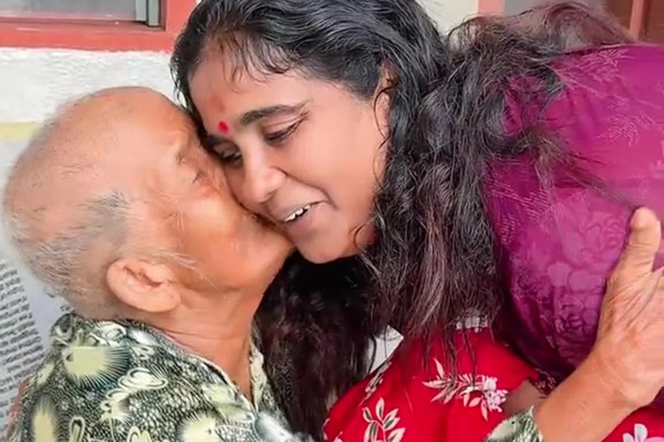 Dalam video tular di TikTok, seorang wanita India yang tidak menyebut namanya datang dengan hadiah kuih dan baju Raya, lantas menyentuh jiwa nenek yang tinggal sebatang kara di rumah terpencil berhampiran semak samun sekitar Kluang, Johor.