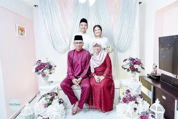 KELUARGA TITIPAN: Cik Azura Zulkifli bersama suami, Encik Md Shaiful Kamsani, serta kedua ibu bapa Cik Rahmah Hamid dan Encik Zulkifli Ahmad, yang terbuka hati menjadi ibu bapa titipan kepada anak perempuan berusia 10 tahun sejak dua tahun lalu. - Foto ihsan AZURA ZULKIFLI