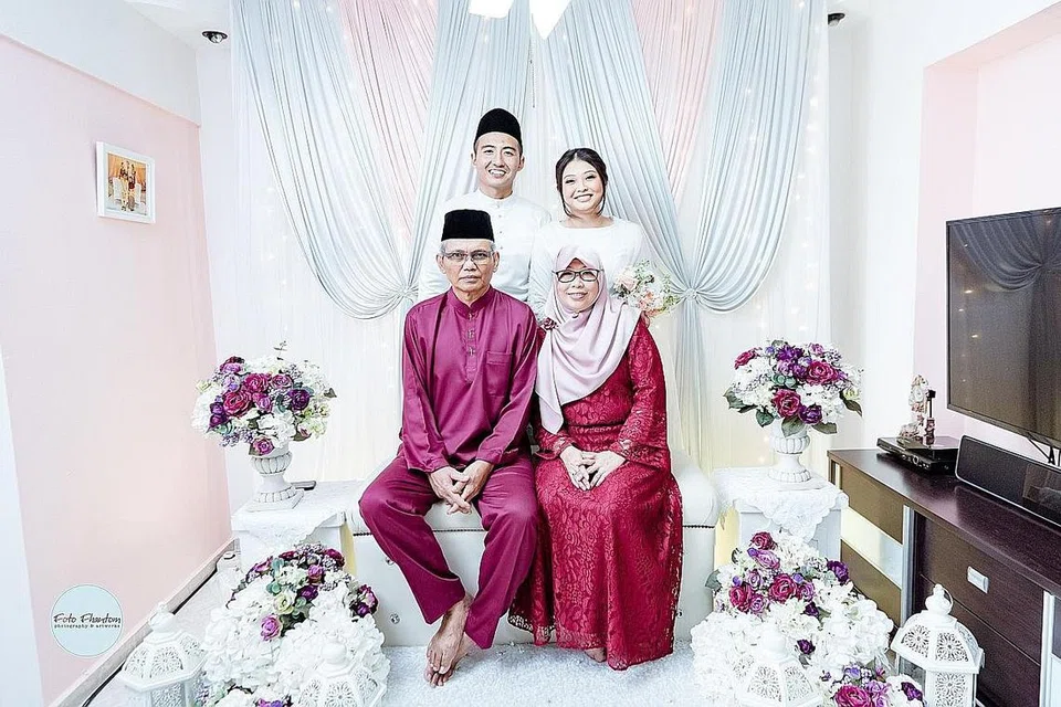 KELUARGA TITIPAN: Cik Azura Zulkifli bersama suami, Encik Md Shaiful Kamsani, serta kedua ibu bapa Cik Rahmah Hamid dan Encik Zulkifli Ahmad, yang terbuka hati menjadi ibu bapa titipan kepada anak perempuan berusia 10 tahun sejak dua tahun lalu. - Foto ihsan AZURA ZULKIFLI