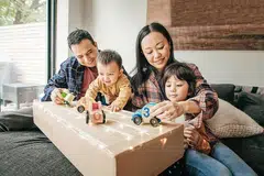 KOMUNIKASI BERKESAN: Salah satu petunjuk bahawa komunikasi ibu bapa dengan kanak-kanak adalah berkesan ialah apabila mereka dapat mendapatkan kerjasama daripada anak-anak mereka untuk mencapai tugas atau harapan tertentu. - Foto ISTOCKPHOTO