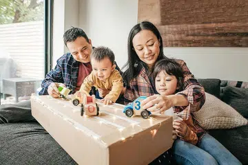KOMUNIKASI BERKESAN: Salah satu petunjuk bahawa komunikasi ibu bapa dengan kanak-kanak adalah berkesan ialah apabila mereka dapat mendapatkan kerjasama daripada anak-anak mereka untuk mencapai tugas atau harapan tertentu. - Foto ISTOCKPHOTO