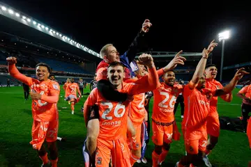 Para pemain pasukan yang sedang berada di kedudukan teratas Liga Championship, Coventry City meraikan kejayaan mereka layak ke Liga Perdana England pada musim akan datang.  