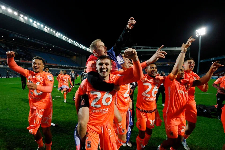 Para pemain pasukan yang sedang berada di kedudukan teratas Liga Championship, Coventry City meraikan kejayaan mereka layak ke Liga Perdana England pada musim akan datang.  