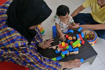 UJIAN SEORANG SUAMI: Meskipun menghadapi cabaran menjaga isterinya, 'Encik Salman' berkata sebagai seorang suami beliau hanya dapat menyokong dan membantunya sebanyak mungkin. - Foto BM oleh NG SOR LUAN