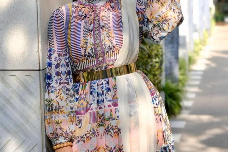 Dress bermotif kecil namun padat mengalihkan tumpuan dari perut buncit.
