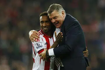 Pengurus dan pemain Sunderland, Sam Allardyce dan Jermain Defoe, kegembiraan selepas pasukan itu berjaya kekal dalam Liga Perdana Inggeris (EPL) setelah mengalahkan Everton 3-0 di Stadium of Light pada Rabu (11 Mei). 