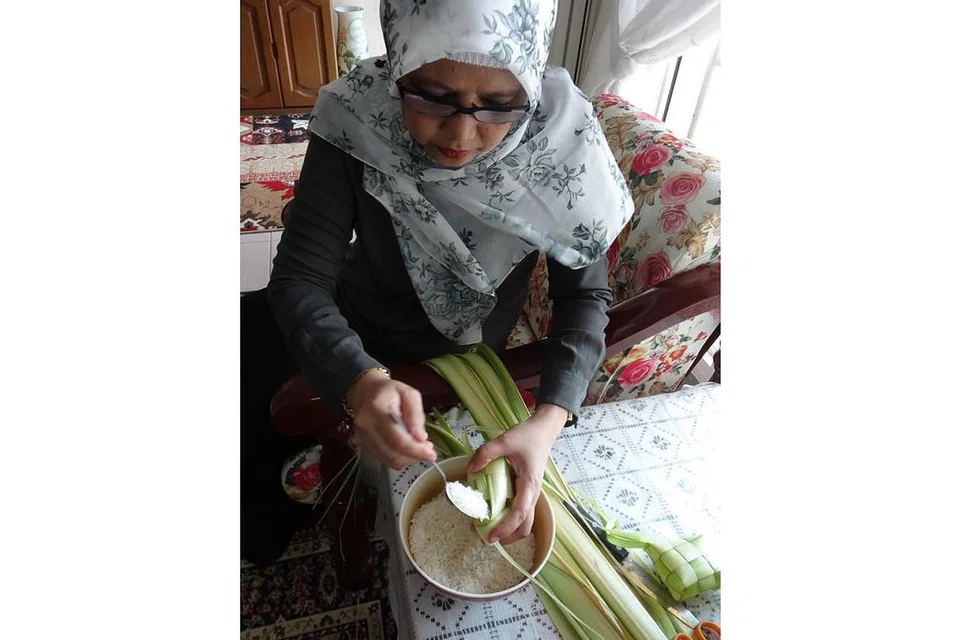 SUDAH MENGANYAM SEJAK KECIL LAGI: Cik Anita telah mempelajari bagaimana untuk menganyam ketupat sejak sembilan tahun dan kini mempunyai pengalaman hampir 50 tahun akan menjadi salah satu daripada pengamal kraf tradisional yang akan mengambil bahagian dalam Panggilan Terbuka Craft X Design 2021. - Foto ihsan ANITA TOMPANG