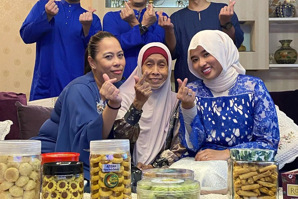 Tiga generasi jururawat dalam satu keluarga – (duduk, dari kiri) pengurus jururawat kanan, Cik Julianah Omar; bekas jururawat, Cik Hasiah Sarbini; dan jururawat staf, Cik Liyana Izyan Jalil. Bersama mereka ialah (diri, dari kiri) anak sulung Cik Julianah, Encik Iliya Izzudin Jalil; suami Cik Julianah, Encik Jalil Muhaban; dan suami Cik Liyana, Encik Muhammad Nur Hadi Rosli.