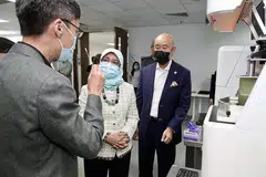 BANTUAN HEBAT: Presiden Cik Halimah Yacob mengunjungi syarikat Structo Jumaat lalu dan menyaksikan bagaimana teknologinya dijalankan. Beliau memuji Structo kerana "bantuan hebat" yang dihulurkan syarikat itu semasa kekurangan kit ujian swab Covid-19. - Foto LIANHE ZAOBAO