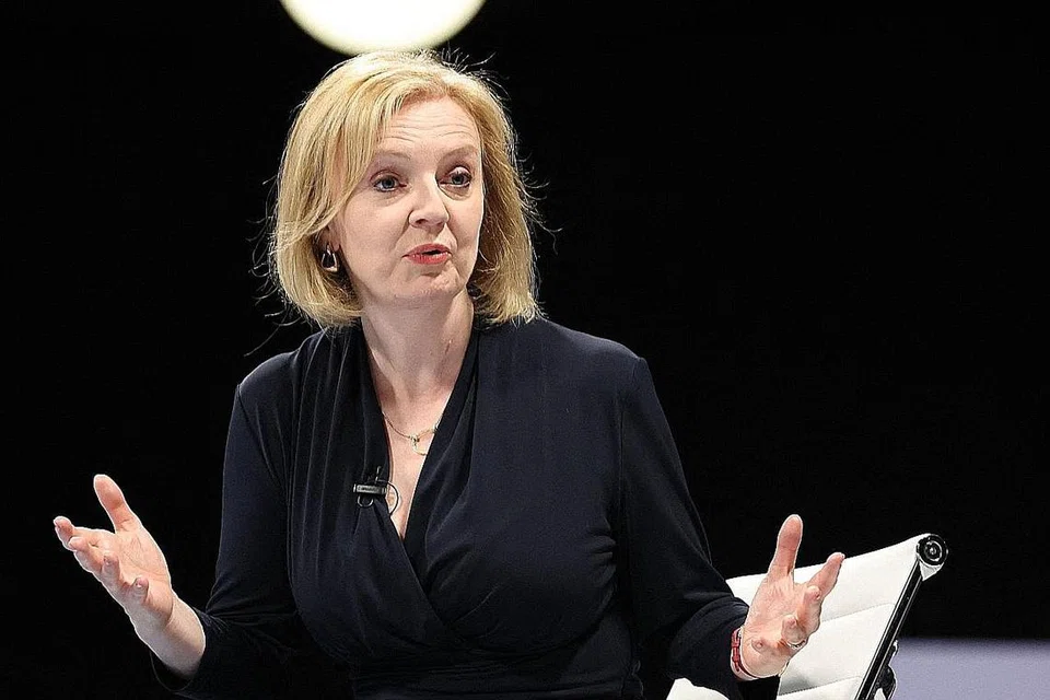 DI DEPAN SAINGAN JADI PM: Setiausaha Luar, Cik Liz Truss, dilihat sebagai mendahului saingannya, mantan menteri kewangan, Encik Rishi Sunak.- Foto-foto AFP