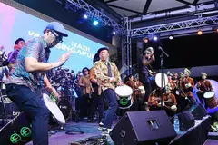 PALUAN MODEN: Kumpulan Nadi Singapura dan Wicked Aura gamat membuat persembahan genderang bersama di pentas Gala Laga. - Foto FACEBOOK DR MALIKI OSMAN