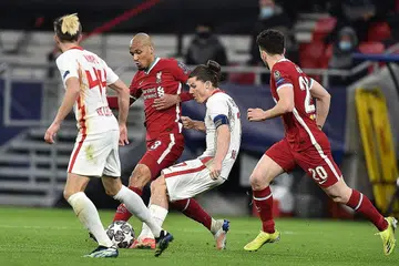 'TERBAIK DI TENGAH': Pemain tengah Liverpool, Fabinho (dua dari kiri), berebut bola bersama dua pemain RB Leipzig dalam perlawanan Liga Juara-Juara semalam. Jurulatih Liverpool Jurgen Klopp memuji Fabinho sebagai pemain terbaik dalam posisinya dan kerana memperkuat benteng pertahanan. - Foto-foto AFP