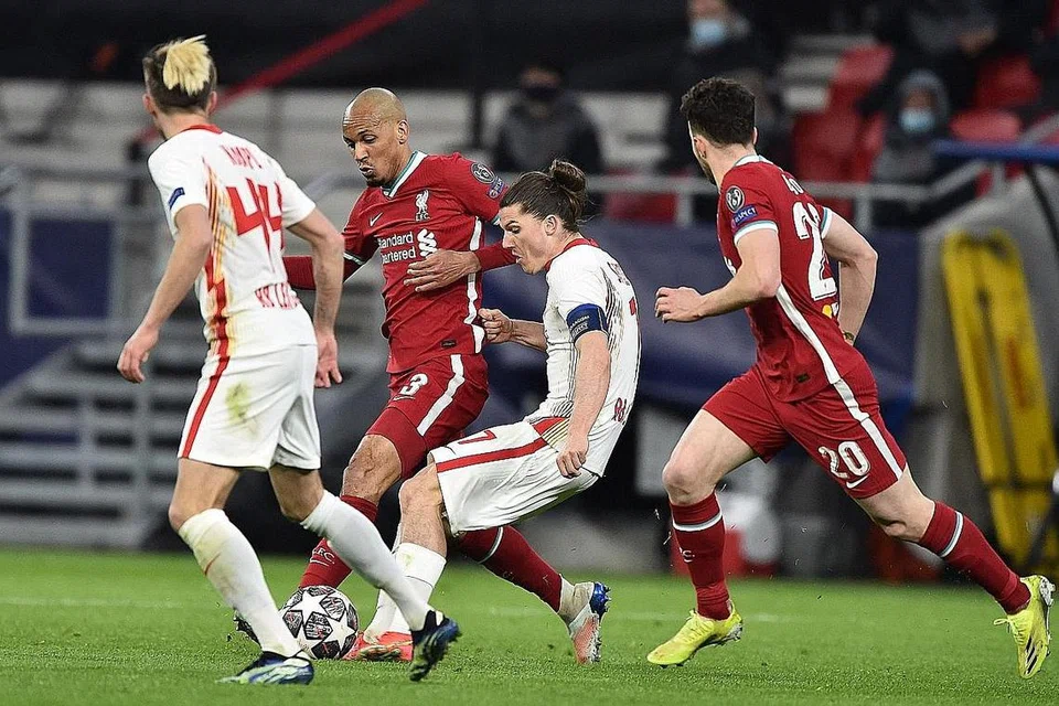 'TERBAIK DI TENGAH': Pemain tengah Liverpool, Fabinho (dua dari kiri), berebut bola bersama dua pemain RB Leipzig dalam perlawanan Liga Juara-Juara semalam. Jurulatih Liverpool Jurgen Klopp memuji Fabinho sebagai pemain terbaik dalam posisinya dan kerana memperkuat benteng pertahanan. - Foto-foto AFP