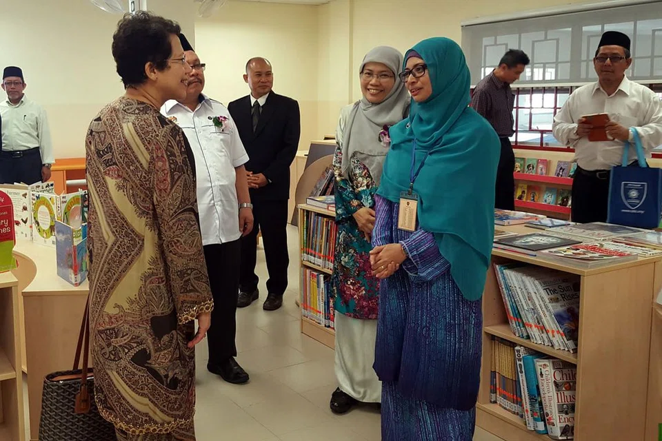 PEMBUKAAN RASMI AIIS: Cik Naadira Mohamed Ishak (bertudung biru kehijau-hijauan) menerangkan ciri-ciri dalam perpustakaan di AIIS kepada penasihat akademik Universiti Antarabangsa Albukhary, Tan Sri Dr Sharifah Hapsah Syed Hasan Shahabudin.