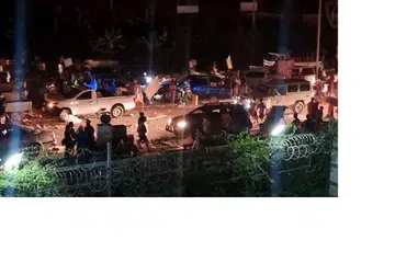 RUSUHAN MAUT: Orang ramai menjarah dan membakar harta benda semasa bantahan berhubung pemotongan gaji pegawai polis di Port Moresby, ibu negara Papua New Guinea, pada 10 Januari. Sekurang-kurangnya 16 orang maut dalam rusuhan itu, yang membawa kepada perisytiharan darurat oleh Perdana Menteri Papua New Guinea, Encik James Marape.