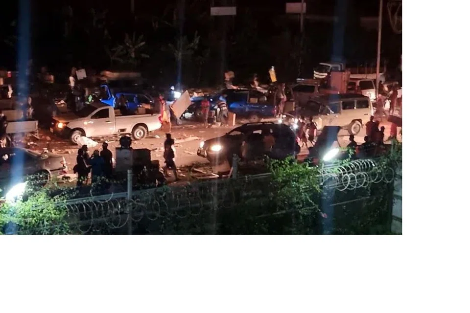 RUSUHAN MAUT: Orang ramai menjarah dan membakar harta benda semasa bantahan berhubung pemotongan gaji pegawai polis di Port Moresby, ibu negara Papua New Guinea, pada 10 Januari. Sekurang-kurangnya 16 orang maut dalam rusuhan itu, yang membawa kepada perisytiharan darurat oleh Perdana Menteri Papua New Guinea, Encik James Marape.
