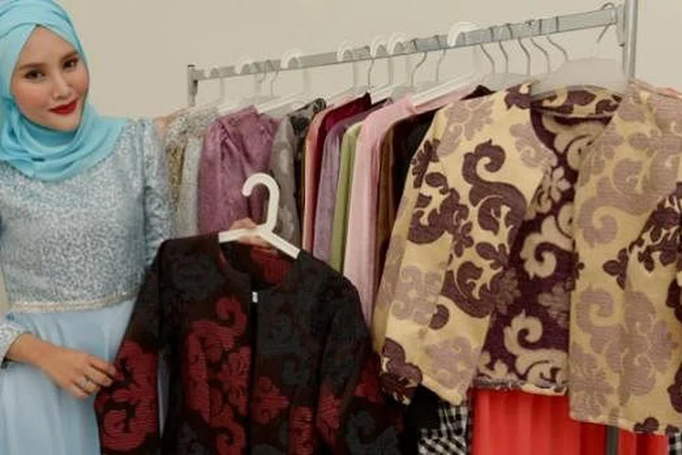 'BAJU YANG SAYA SUKA PAKAI': Inilah antara fesyen pakaian yang digemari Norfasarie hingga turut menjadi pilihan ramai pelanggannya. Ia juga diminati kerana bahan fabrik yang amat selesa. - Foto TUKIMAN WARJI 