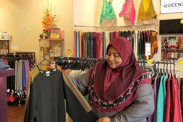 SAIZ BESAR: Cik Noraiza Ahmad Mokhtar, pemilik kedai baju 'Nur Aruniza Fashion' menyediakan busana bagi wanita berbadan gempal atau fesyen untuk wanita bersaiz 'plus'. - Foto ihsan NORAIZA AHMAD MOKHTAR