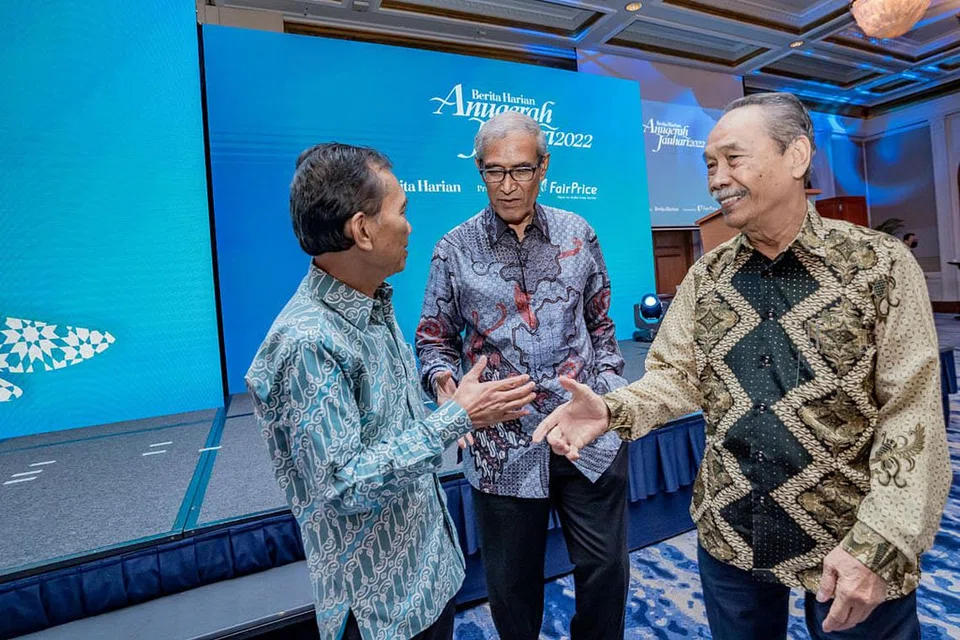 RAMAH MESRA: (Dari kiri) Editor Berita Harian, Encik Saat A. Rahman, berinteraksi bersama mantan editor BH dan Duta Singapura ke Kuwait dan Duta Khas Menteri Ehwal Luar ke Timur Tengah, Encik Zainul Abidin Rasheed, serta mantan Anggota Parlimen, Encik Yatiman Yusof.- Foto BH oleh NUR DIYANA TAHA, KHALID BABA