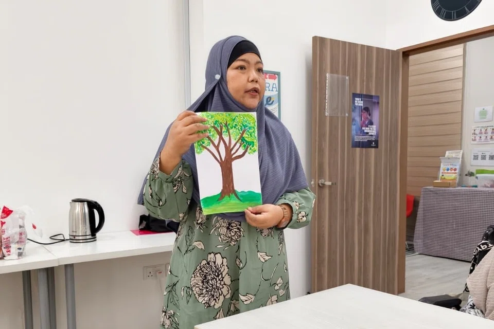 Cik Nurni Kamin berkongsi tentang lukisannya semasa satu program yang dianjurkan Club Heal.