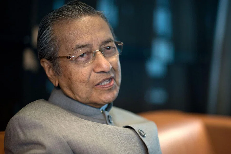 TUN MAHATHIR MOHAMAD: Mendakwa Petronas masih lagi membayar elaun bulanan ke akaunnya meski tidak membuat apa-apa kerja. - Foto AFP