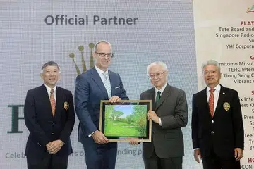 ACARA JAYA DIANJURKAN: Presiden Dr Tony Tan (dua dari kanan) menyampaikan tanda penghargaan kepada CEO Rolex Singapore, Encik Chris Gisi. Turut bersama mereka ialah Pengerusi SICC, Encik Khoo Boon Hui (kiri) dan Pengerusi Penganjur Amal Hari Pekerja SICC, Encik Andrew Lim. - Foto SICC.