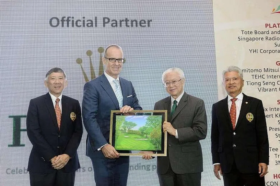 ACARA JAYA DIANJURKAN: Presiden Dr Tony Tan (dua dari kanan) menyampaikan tanda penghargaan kepada CEO Rolex Singapore, Encik Chris Gisi. Turut bersama mereka ialah Pengerusi SICC, Encik Khoo Boon Hui (kiri) dan Pengerusi Penganjur Amal Hari Pekerja SICC, Encik Andrew Lim. - Foto SICC.