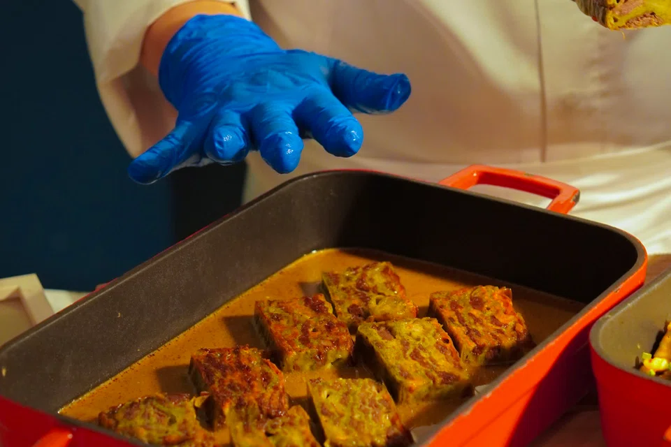 Antara hidangan istimewanya ialah Rendang Lasagna yang menggabungkan ramuan tempatan dengan teknik pasta Itali.