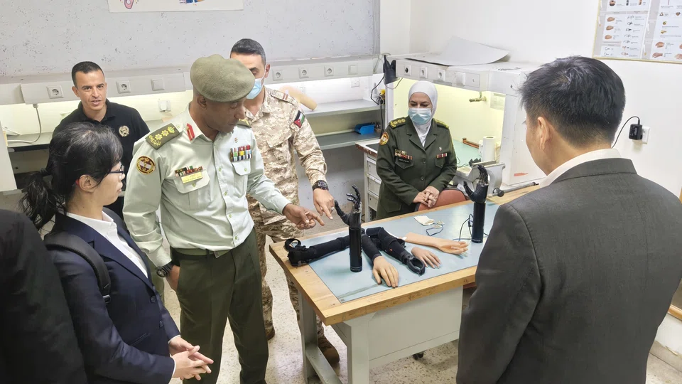 Pasukan Semakan Keperluan Singapura melawat Perkhidmatan Perubatan Diraja Jordan untuk mempelajari perkembangan terkini dalam rawatan pemulihan bagi pesakit dari Gaza.